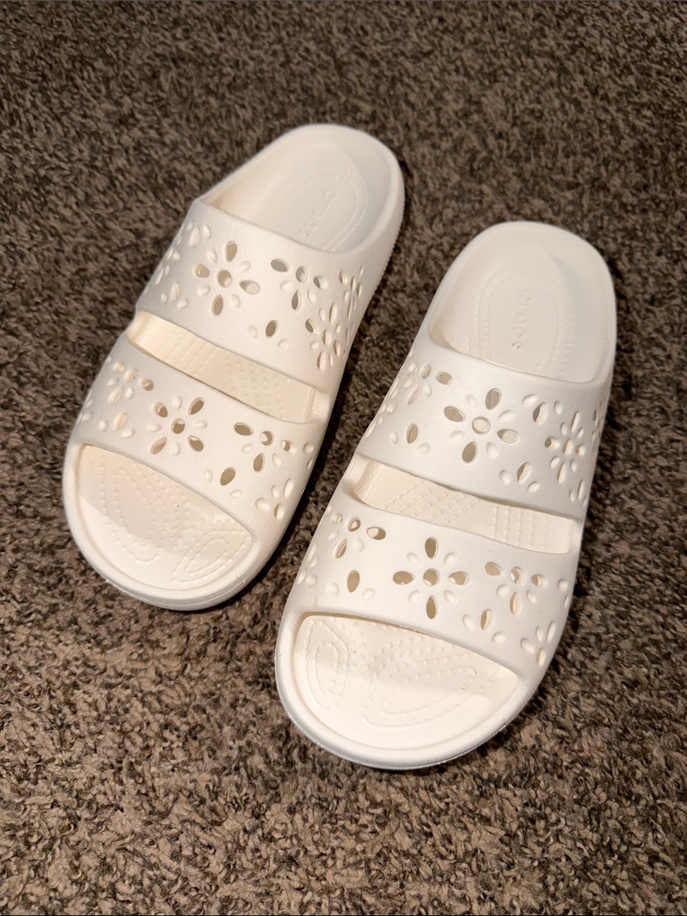 Women’s White Floral Cutout Slide Sandals